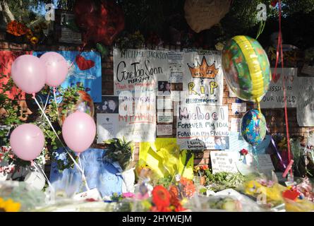 Les mémoriaux de Michael Jackson sont vus à l'extérieur de sa maison familiale à Encino, en Californie. Banque D'Images