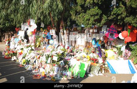 Les mémoriaux de Michael Jackson sont vus à l'extérieur de sa maison familiale à Encino, en Californie. Banque D'Images