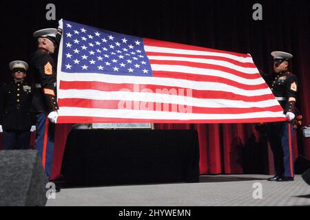 Un drapeau américain a lieu à l'Académie des arts et des sciences de la télévision, à Hollywood, tandis que NBC accueille une célébration de la vie d'Ed McMahon.