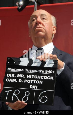 Une figure de cire du réalisateur Alfred Hitchcock dévoilée au Grauman's Chinese Theatre à Hollywood. Banque D'Images