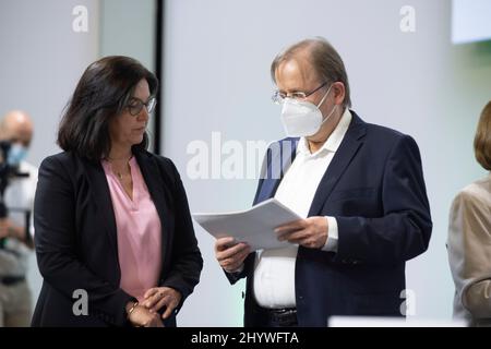 De gauche à droite Heike ULLRICH, Secrétaire général du DFB, Dr. Rainer KOCH, 1st Vice-Président du DFB, 44th Bundestag ordinaire du DFB le 11th mars 2022 à Bonn/Allemagne. Â Banque D'Images