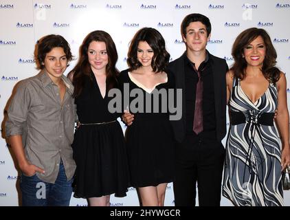 Jake T. Austin, Jennifer Stone, Selena Gomez, David Henrie et Maria Canals Barrera at the Disney Channels « A Summer Soiree - The Magic of Mentoring », qui se tient à l'hôtel Beverly Wilshire de Los Angeles, aux États-Unis Banque D'Images