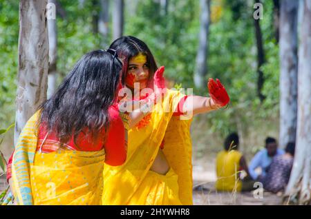 célébration du festival holi au bolpur shantiniketan birbhum ouest du bengale inde Banque D'Images