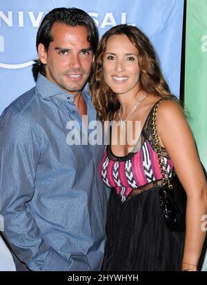 Cristian de la Fuente, Angelica Castro arrivant à la NBC Universal 2009 TCA All Star Party, qui s'est tenue au Langham Huntington Hotel & Spa, Pasadena. Banque D'Images