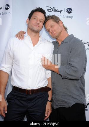 Josh Hopkins et Brian Van Holt à la réception cocktail du groupe de télévision ABC de Disney qui s'est tenue au Langham Resort and Spa à Pasadena, en Californie. Banque D'Images