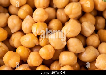 Photo plein format de pois chiches jaunes frais avec espace de copie Banque D'Images