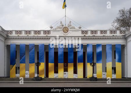 Odessa, Ukraine. 08th mars 2022. Sacs de sable à l'entrée de l'hôtel de ville d'Odessa, Ukraine, mars 8 2022. Les forces militaires russes sont entrées en territoire ukrainien au début du mois. (Photo par Alfons Cabrera/Sipa USA) crédit: SIPA USA/Alay Live News Banque D'Images