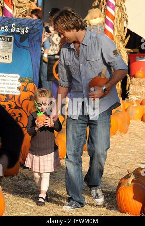 Larry Birkhead et sa fille Dannielynn sont vus à M. Bones Pumpkin Patch à Beverly Hills, aux États-Unis Banque D'Images