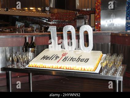 L'ensemble de la cuisine de l'Enfer à Culver City, en Californie, est vu comme le chef Gordon Ramsay célèbre l'épisode de 100th de 'Hell's Kitchen'. Banque D'Images