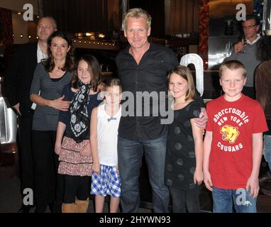 Le chef Gordon Ramsay et sa famille célèbrent l'épisode 100th de « Hell's Kitchen » sur le set de Hell's Kitchen à Culver City, Californie. Banque D'Images