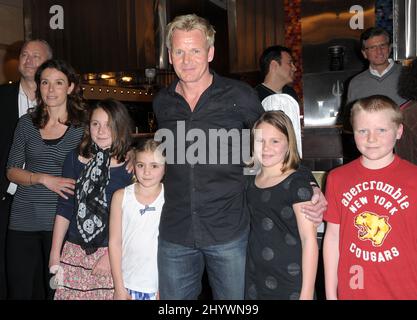 Le chef Gordon Ramsay et sa famille célèbrent l'épisode 100th de « Hell's Kitchen » sur le set de Hell's Kitchen à Culver City, Californie. Banque D'Images