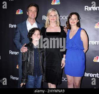 Peter Krause, Max Burkholder, Monica Potter et Sarah Ramos lors de la première projection de « Parenthood » de NBC Universal au Director's Guild of America Theatre, en Californie Banque D'Images