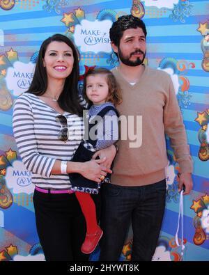 Ali Landry, Alejandro Gomez Monteverde et sa fille Estela à la journée de divertissement de la Fondation Make-A-Wish à la jetée de Santa Monica, organisée par Kevin et Steffiana James. Banque D'Images