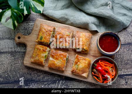 Martabak télur, cuisine indonésienne de rue. Emballage frit rempli d'œufs, de viande hachée et de légumes. Banque D'Images