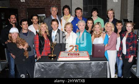 Lesley-Anne Down, Don Diamont, Rick Hearst, Brandon Beemer, Katherine Kelly Lang, Bradley Bell, John McCook, Ronn Moss, Lee Bell, Susan Flannery, Winsor Harmon, Jacqueline MacInnes Wood, Zack Conroy, Jennifer Gareis, Alley Mills, Jack Wagner, Sarah Brown et Ashley Jones lors de la célébration du « Bold and the Beautiful » 23rd anniversaire qui a eu lieu sur le site des studios CBS, en Californie Banque D'Images