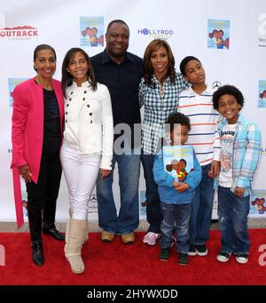 Holly Robinson Peete et Rodney Peete avec leur famille lors du premier festival annuel de la famille « My Brother Charlie », qui s'est tenu aux studios Culver, en Californie. Banque D'Images