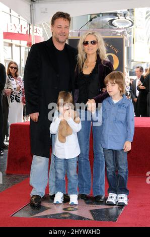 Russell Crowe, la femme Danielle Spencer, les fils Charles Crowe et Tennyson Crow, Russell est récompensé par une étoile sur le Hollywood Walk of Fame, en Californie Banque D'Images