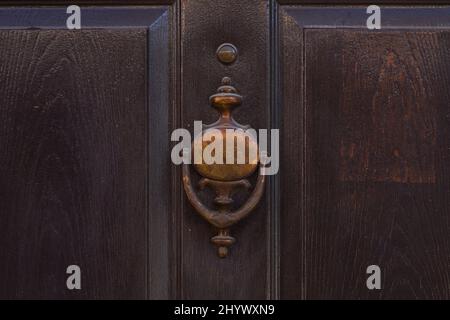 Poignée en métal à l'ancienne. Porte d'allwood. Banque D'Images