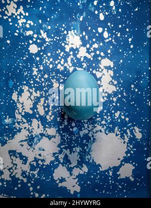 Durée de vie d'un œuf teint sur fond de Cyanotype. Banque D'Images
