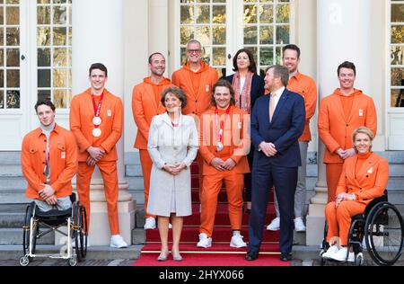 La Haye, Niederlande. 15th mars 2022. Le roi Willem-Alexander et la princesse Margriet des pays-Bas au Palais Noordeinde de la Haye, le 15 mars 2022, pour recevoir les médaillés des Jeux paralympiques d'hiver de 2022 crédit : Albert Nieboer/pays-Bas OUT/point de vue OUT/dpa/Alay Live News Banque D'Images