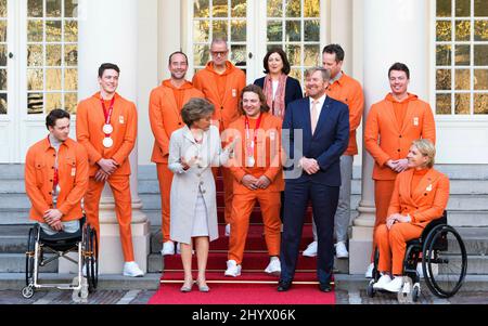 La Haye, Niederlande. 15th mars 2022. Le roi Willem-Alexander et la princesse Margriet des pays-Bas au Palais Noordeinde de la Haye, le 15 mars 2022, pour recevoir les médaillés des Jeux paralympiques d'hiver de 2022 crédit : Albert Nieboer/pays-Bas OUT/point de vue OUT/dpa/Alay Live News Banque D'Images