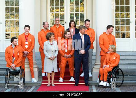 La Haye, Niederlande. 15th mars 2022. Le roi Willem-Alexander et la princesse Margriet des pays-Bas au Palais Noordeinde de la Haye, le 15 mars 2022, pour recevoir les médaillés des Jeux paralympiques d'hiver de 2022 crédit : Albert Nieboer/pays-Bas OUT/point de vue OUT/dpa/Alay Live News Banque D'Images