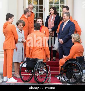 La Haye, Niederlande. 15th mars 2022. Le roi Willem-Alexander et la princesse Margriet des pays-Bas au Palais Noordeinde de la Haye, le 15 mars 2022, pour recevoir les médaillés des Jeux paralympiques d'hiver de 2022 crédit : Albert Nieboer/pays-Bas OUT/point de vue OUT/dpa/Alay Live News Banque D'Images