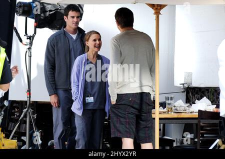 Photo : Natalie Portman et Ashton Kutcher sur le tournage de No Strings  Attached, d'Ivan Reitman, à Los Angeles, en novembre 2010. - Purepeople, image size:450x318