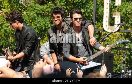 Les Jonas Brothers se font jouer au Grove à Los Angeles. Banque D'Images