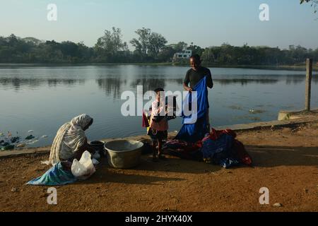 Santiniketan, Inde. 13th mars 2022. Une famille dhobi est venue travailler en blanchisserie à West Bangal, en Inde, le 13 mars 2022. Activités quotidiennes de Dhobi ou lavoir de Santiniketan, Bengale-Occidental. (Photo de Samiran Nandy/ Pacific Press/Sipa USA) crédit: SIPA USA/Alay Live News Banque D'Images