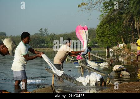 Santiniketan, Inde. 13th mars 2022. Une famille dhobi est venue travailler en blanchisserie à West Bangal, en Inde, le 13 mars 2022. Activités quotidiennes de Dhobi ou lavoir de Santiniketan, Bengale-Occidental. (Photo de Samiran Nandy/ Pacific Press/Sipa USA) crédit: SIPA USA/Alay Live News Banque D'Images