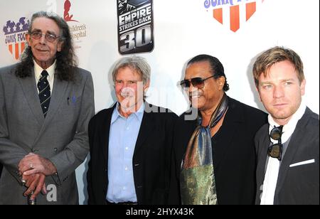 Peter Mayhew, Harrison Ford, Billy Dee Williams et Ewan McGregor lors de la projection caritative de 30th ans « The Empire Strikes Back » pour l'hôpital de recherche pour enfants St. Jude qui se tient aux cinémas ArcLight, Hollywood, Californie Banque D'Images