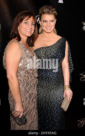 Tina Simpson et Jessica Simpson lors du Gala annuel des Gracie Awards 35th qui s'est tenu au Beverly Hilton, en Californie Banque D'Images