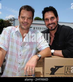 Wally Kurth et Don Diamont à l'événement « le temps donne », qui a lieu au magasin de l'Armée du Salut, Van Nuys, Los Angeles. Banque D'Images