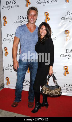 Justin Hartley et Lindsay Hartley participent à l'événement « Days Charity Event », qui bénéficie à la Leukemia and Lymphoma Society, qui s'est tenu au Sportsman's Lodge Hotel à Studio City, Californie. Banque D'Images