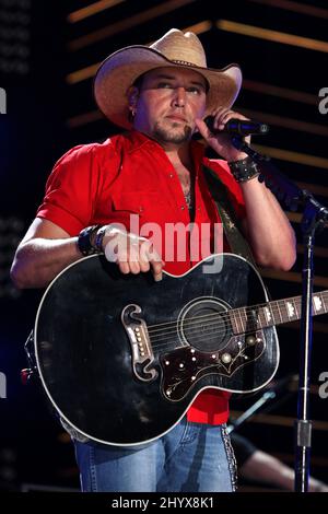 Jason Aldean joue en direct sur scène au CMA Music Festival 2010 qui s'est tenu à LP Field à Nashville, aux États-Unis. Banque D'Images