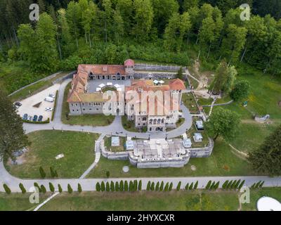 Belle vue aérienne du château de Cantacuzino, Busteni, Roumanie Banque D'Images