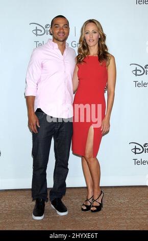 Jesse Williams et Kim Raver au Disney ABC Television Group Summer 2010 Press Tour tenu à l'hôtel Beverly Hilton de Los Angeles, Etats-Unis. Banque D'Images