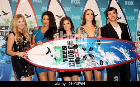 Ashley Benson, Shay Mitchell, Lucy Hale, Toian Avery Bellisario et Ian Harding lors des prix Teen Choice 2010 qui se sont tenus à l'amphithéâtre Gibson, en Californie Banque D'Images