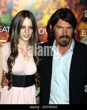 Josh Brolin et la belle-fille Eleanor Lambert à la première de 'Eat prier Love' qui s'est tenue au théâtre Ziegfeld à New York, aux États-Unis. Banque D'Images