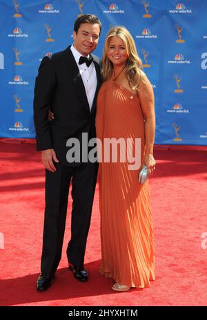 Jimmy Fallon et Nancy Juvonen arrivent aux Primetime Emmy Awards 62nd qui se tiennent au Nokia Theatre, Los Angeles. Banque D'Images