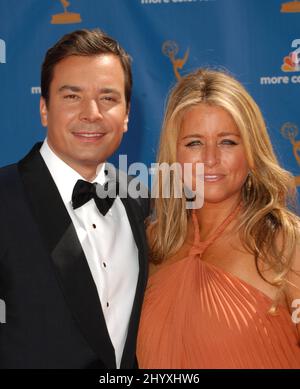 Jimmy Fallon et Nancy Juvonen arrivent aux Primetime Emmy Awards 62nd qui se tiennent au Nokia Theatre, Los Angeles. Banque D'Images