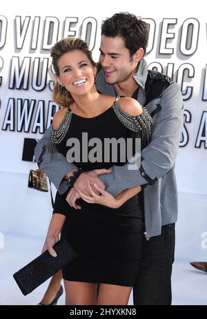 Amber Lancaster et Jayson Blair arrivent pour les MTV Video Music Awards 2010 qui se tiennent au Nokia Theatre L.A. Vivre, Californie Banque D'Images