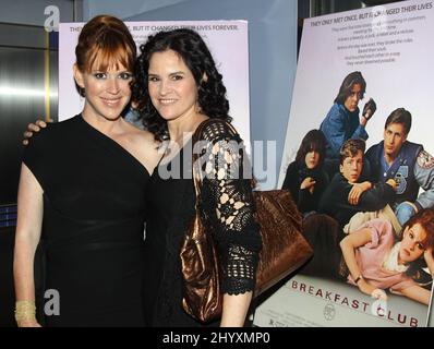 Molly Ringwald et Ally Sheedy lors de la projection des 25th ans du « Breakfast Club » au Paris Theatre de New York, aux États-Unis. Banque D'Images