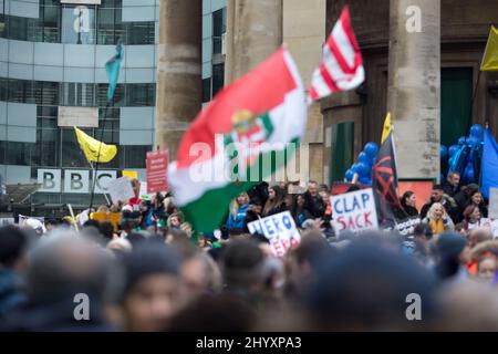 Les participants se réunissent pour un rassemblement mondial pour la liberté devant la BBC Broadcasting House à Londres. Banque D'Images