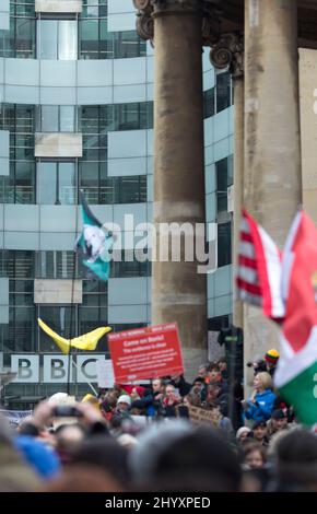 Les participants se réunissent pour un rassemblement mondial pour la liberté devant la BBC Broadcasting House à Londres. Banque D'Images