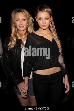 Heather Locklear et sa fille Ava Sambora au WTB Spring Fashion Show qui s'est tenu aux studios Sunset Gower à Los Angeles, aux États-Unis. Banque D'Images