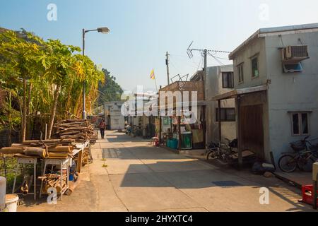 Tai O, Hong Kong (île Lantau). Belle rue typique vide sans touristes. Jour ensoleillé. Banque D'Images