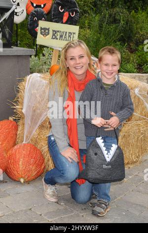 Alison Sweeney et son fils Ben au Carnaval d'Halloween présenté par Pottery Barn Kids à l'opération Smile dans une résidence privée, Los Angeles. Banque D'Images