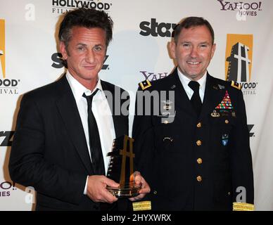 Sean Penn et le lieutenant-général Ken Keen lors du gala annuel des Hollywood Awards 14th qui s'est tenu à l'hôtel Beverly Hilton, Beverly Hills, Californie. Banque D'Images